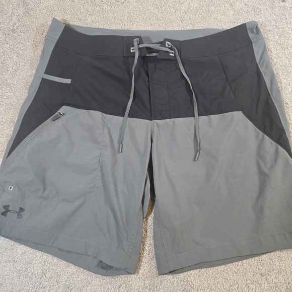 Under Armour Board Shorts  Men's Size 38 Gray Blk HeatGear Loose Athletic Water - Picture 1 of 8